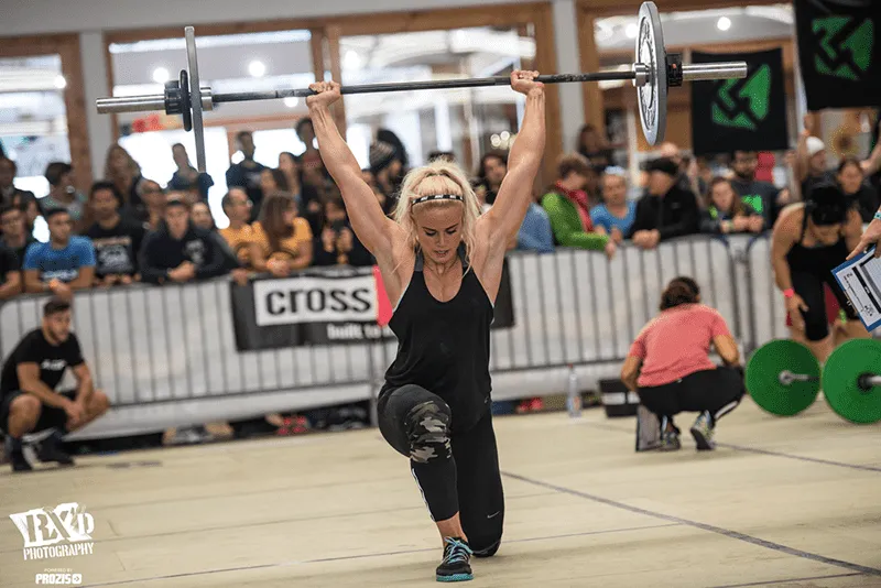 cara sigmundsdottir crossfit athlete overhead walking lunge